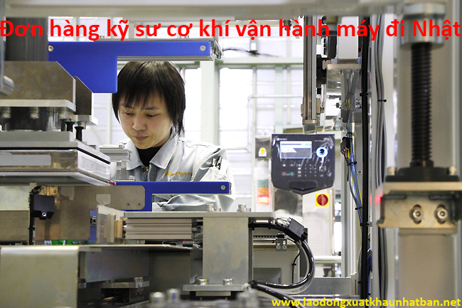 kỹ sư cơ khí Nhật Bản vận hành máy CNC