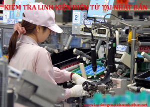 Nữ kỹ sư vận hành máy sản xuất linh kiện điện tử Nhật Bản